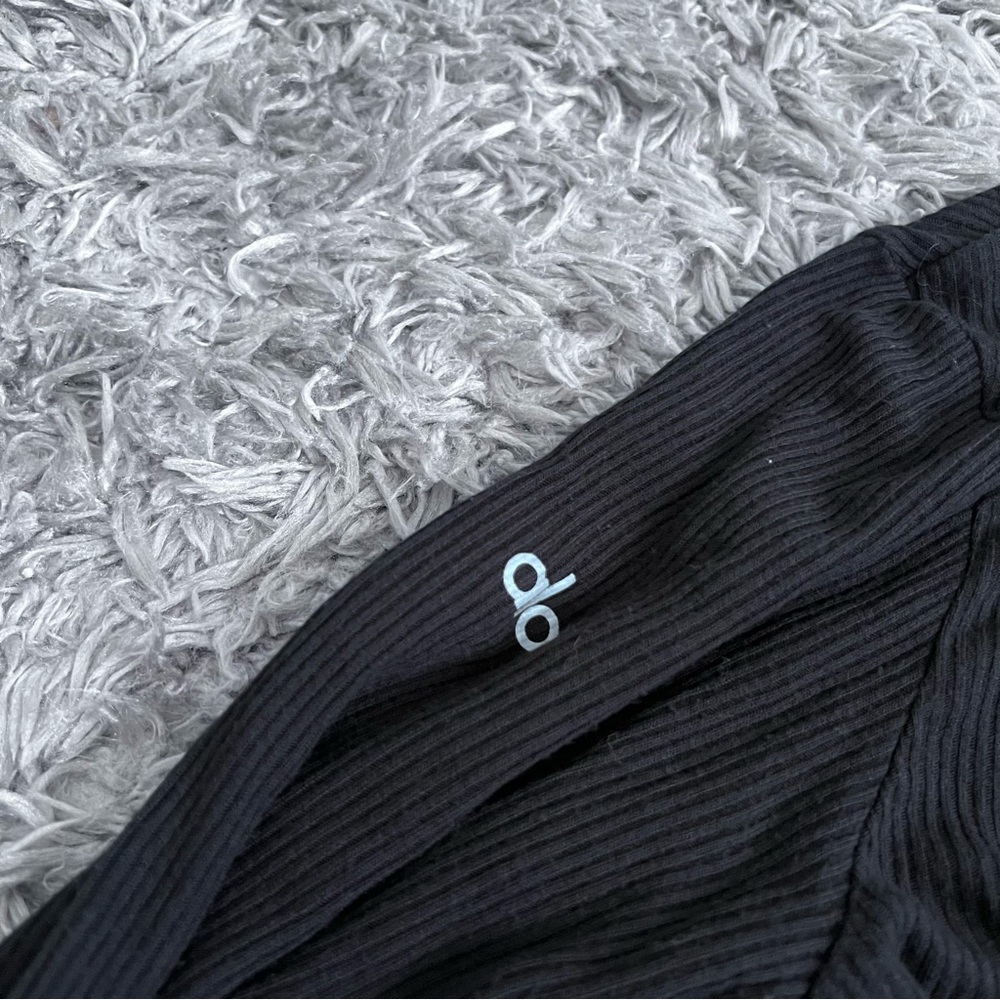 Alo Yoga Open Back Turtleneck - Picture 3 of 3
